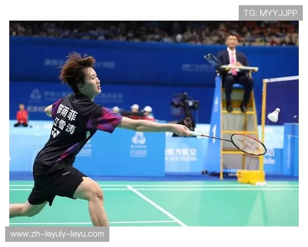 羽毛球扑地救球