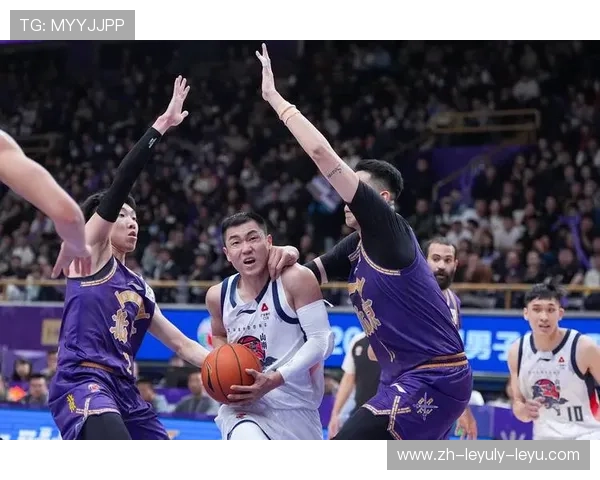 足球赛事与CBA联赛竞技魅力及受众群体特点的对比分析 足球赛事与CBA联赛竞技魅力及受众群体特点的对比分析